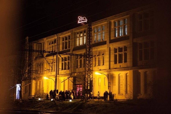 Obrázek pro Veřejný dům v MeetFactory 13.4. představí činnost všech dramaturgií továrny