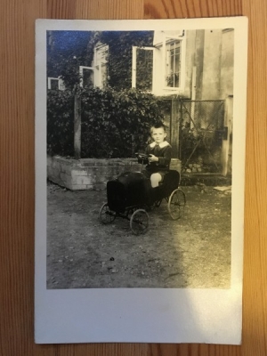 Obrázek pro pohlednice - chlapec v kočárku autě